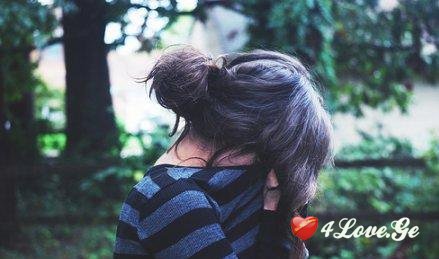 გოგონა ვარდისფერი შარფით 4