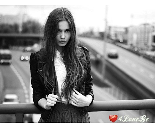 გოგონა ვარდისფერი შარფით 4