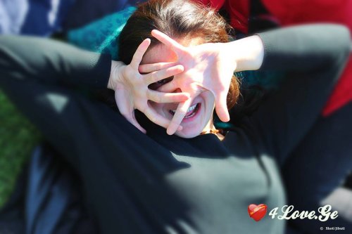 დედამიწას უკანალში აქვს გაჩრილი, საკუთარი თავი.