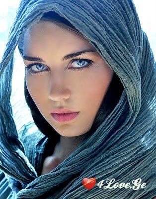 ზღვის ფერი გაქვს თვალები და... თავად ჰგავხარ... ზღვას...