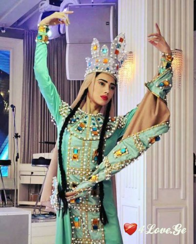 სხვისი მისაბაძი რა მჭირს, – თვარა, – კი!..